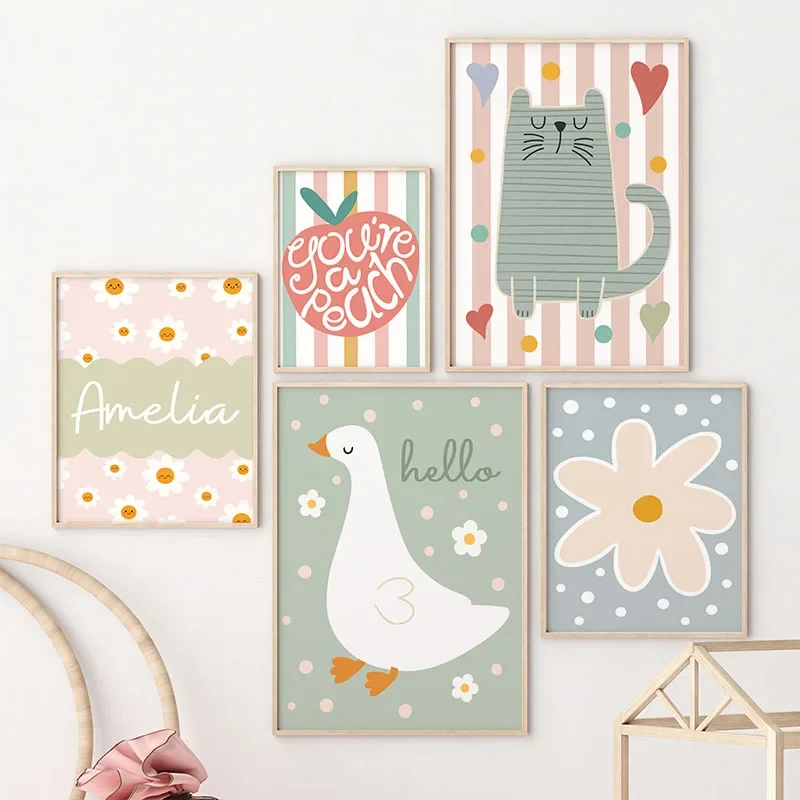 Baby Nursery Room - ภาพวาดบนผ้าใบลายการ์ตูนแมว เป็ด นก แอปเปิ้ล พร้อมชื่อเด็กตามสั่ง สำหรับตกแต่งผนังห้องเด็ก