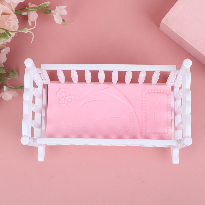 Baby Nursery Crib - ของเล่นเขย่ามือเด็กเล็ก สีชมพูขาว ของตกแต่งบ้านตุ๊กตา เปลเด็ก โมเดลเตียงเด็ก ของตกแต่งฉากห้องเด็ก